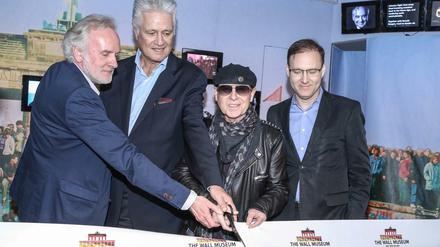 Schnittig. Jürgen Ast, Guido Knopp, Klaus Meine und Jaska Bizilj bei der Eröffnung des neuen Mauermuseums.