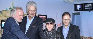 Schnittig. Jürgen Ast, Guido Knopp, Klaus Meine und Jaska Bizilj bei der Eröffnung des neuen Mauermuseums.