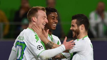 Jubel beim VfL Wolfsburg: Maximilian Arnold, Bruno Henrique und Vieirinha freuen sich über den Sieg gegen die Königlichen. 
