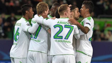 Das teuerste Team aus Niedersachsen obenauf. Wolfsburgs Ricardo Rodriguez (2.v.r.) jubelt nach dem verwandelten Elfmeter zum 1:0 mit seinen Teamkollegen.