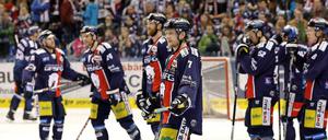 Hängende Köpfe. Die Spieler der Eisbären nach dem Saison-Aus gegen Köln.