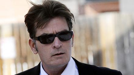 Die Ex-Verlobte von Charlie Sheen, Scottine Ross, fühlt sich von dem 50-Jährigen bedroht.