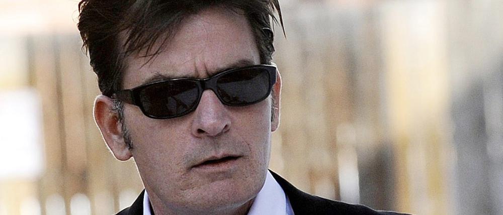 Die Ex-Verlobte von Charlie Sheen, Scottine Ross, fühlt sich von dem 50-Jährigen bedroht.