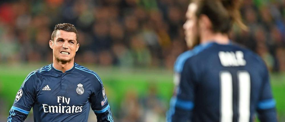 Das tut weh. Madrids Superstars Cristiano Ronaldo (l) und Gareth Bale.
