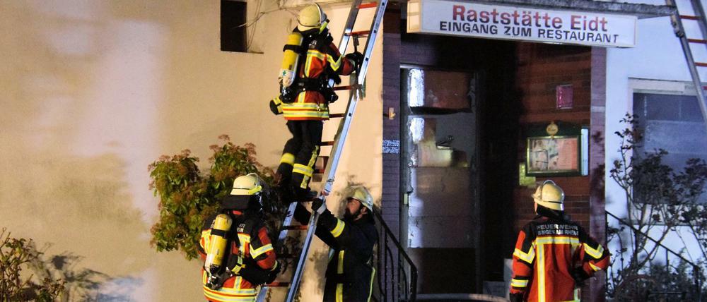 Die Feuerwehr löschte in der Nacht zum Donnerstag den Brand in Bingen.