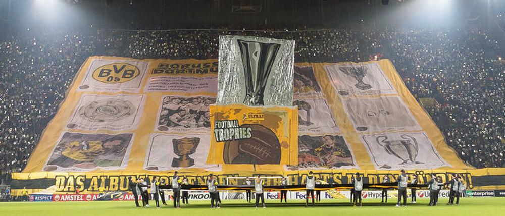 Klare Ansage von den Fans: Der Europa-League-Pokal soll her.