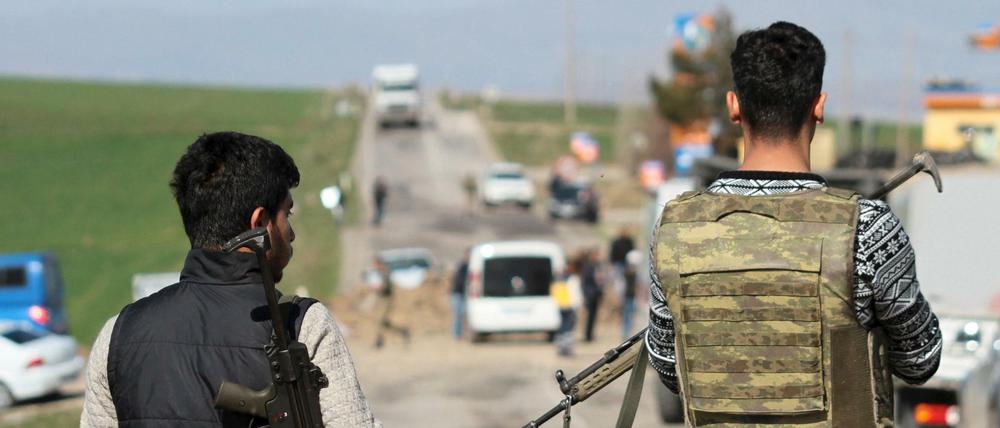 Sicherheitskräfte nach dem Anschlag bei Diyarbakir.