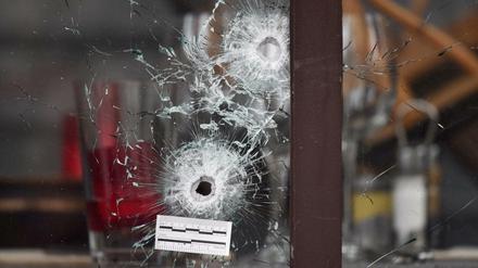 Einschusslöcher nach den Anschlägen in Paris.