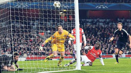 Schütze im Tor, Ball noch nicht. Mario Mandzukic (links) wartet darauf, dass sich der von ihm zuletzt berührte Ball zum 3:1-Endstand hinter die Linie senkt. Foto: Reuters