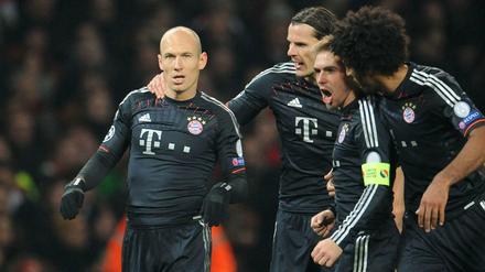 Die Spieler von Bayern München freuen sich über den grandiosen 3.1-Erfolg bei Arsenal London.