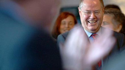 Peer Steinbrück bekommt überraschend Unterstützung - vom früheren Linken-Vorsitzenden Lothar Bisky.