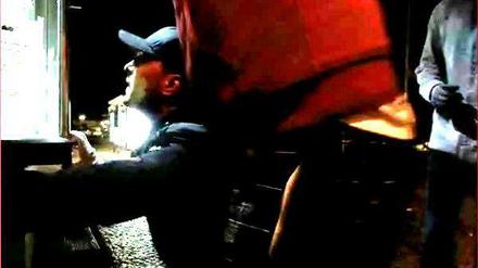 Diese Männer werden als mutmaßliche Einbrecher von der Polizei gesucht.