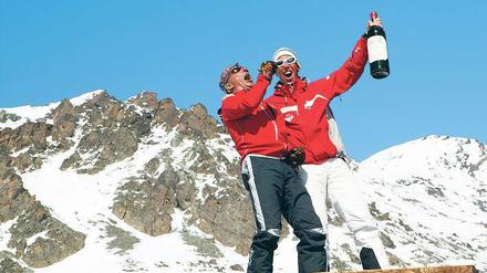Gute-Laune-Katalysatoren auf der Hütte. Doch Alkohol bei der Abfahrt vom Berg kann den Versicherungsschutz kosten.