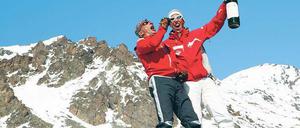 Gute-Laune-Katalysatoren auf der Hütte. Doch Alkohol bei der Abfahrt vom Berg kann den Versicherungsschutz kosten.