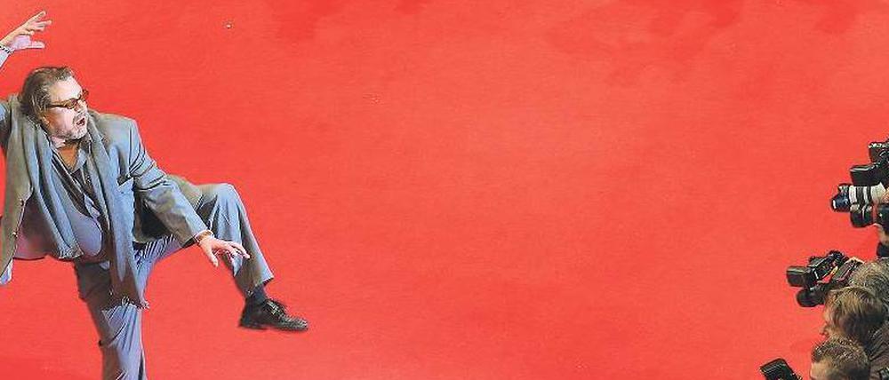 Auffallen vor Fotografenkulisse. Mit kleinen Soli profilieren sich Schauspieler im Berlinale-Ballett. Hier zeigt Armin Rohde, dass er bei Martial Arts gut mitspielen könnte.