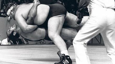 Es war einmal ... eine olympische Sternstunde! 1972 bei den Spielen von München, als Wilfried Dietrich (unten) den amerikanischen Koloss Chris Taylor schulterte. Foto: dpa