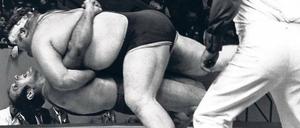 Es war einmal ... eine olympische Sternstunde! 1972 bei den Spielen von München, als Wilfried Dietrich (unten) den amerikanischen Koloss Chris Taylor schulterte. Foto: dpa