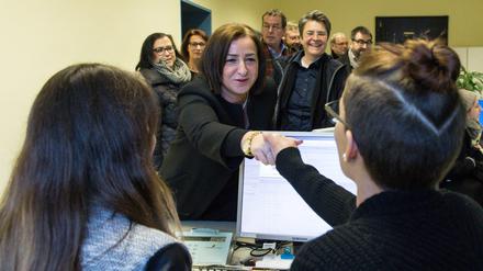 Dilek Kolat (SPD), Arbeitssenatorin, und Monika Herrmann (Grüne), Bezirksbürgermeisterin von Friedrichshain-Kreuzberg, unterhalten sich mit jungen Auszubildenden im in Berlin-Kreuzberg einmaligen "Ausbildungsbürgeramt" an, welches hauptsächlich von Verwaltungs-Auszubildenden betrieben wird. 