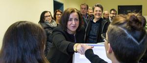 Dilek Kolat (SPD), Arbeitssenatorin, und Monika Herrmann (Grüne), Bezirksbürgermeisterin von Friedrichshain-Kreuzberg, unterhalten sich mit jungen Auszubildenden im in Berlin-Kreuzberg einmaligen "Ausbildungsbürgeramt" an, welches hauptsächlich von Verwaltungs-Auszubildenden betrieben wird. 