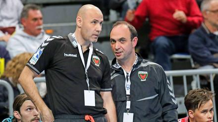 Warum läuft es nicht? Manager Hanning (r.) und Trainer Richardsson.
