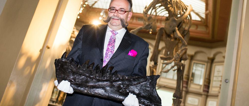 Museumschef Vogel mit dem Kieferknochen. Fotos vom gesamten Dino gibt es erst am Donnerstag.