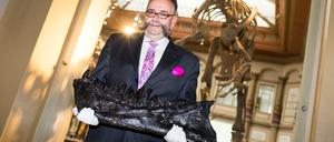 Museumschef Vogel mit dem Kieferknochen. Fotos vom gesamten Dino gibt es erst am Donnerstag.