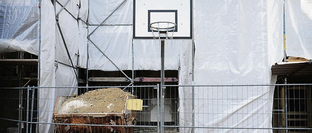 Baustellengerüste gibt es an vielen Berliner Schulen.