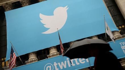 Twitter will konsequenter gegen Hetze vorgehen. 