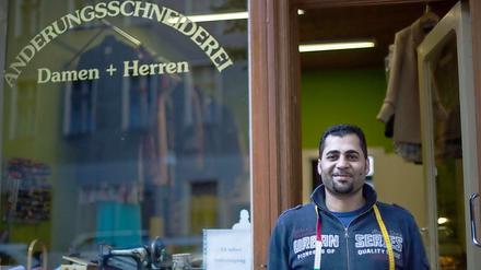 Tamer Mohamed vor seiner Werkstatt in der Spandauer Neustadt.