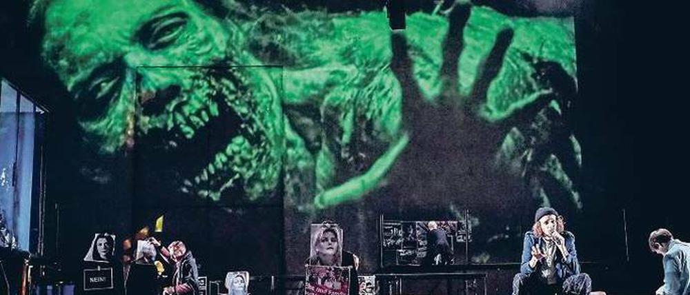 Szene aus der umstrittenen Inszenierung „Fear“ von Falk Richter an der Berliner Schaubühne.