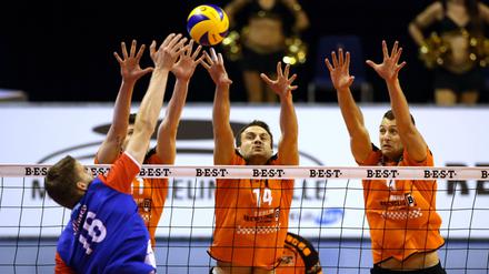 Viele Hände bereiten der Arbeit ein schnelles Ende. Die BR Volleys (Szene mit Tomas Kmet, Mitte, und Paul Lotman, rechts) stehen im Endspiel um den nationalen Pokal. 