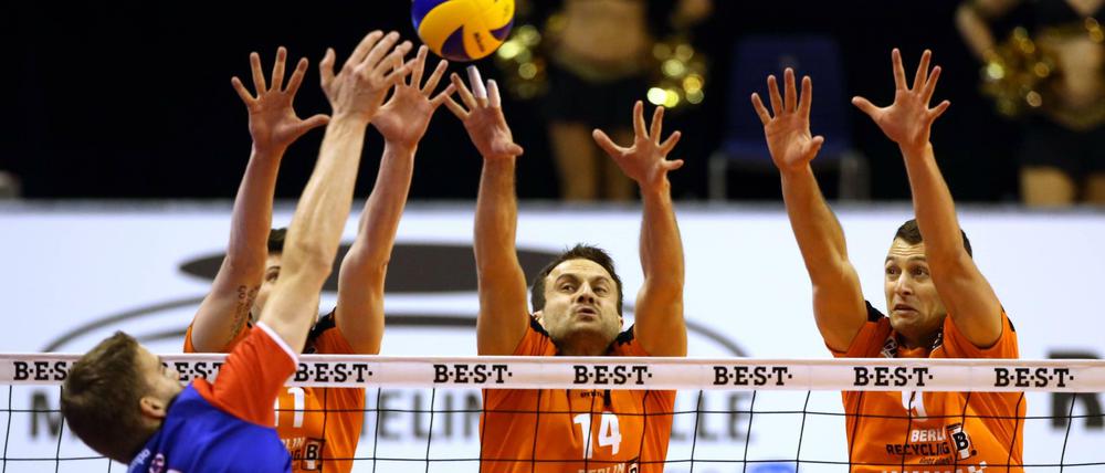 Viele Hände bereiten der Arbeit ein schnelles Ende. Die BR Volleys (Szene mit Tomas Kmet, Mitte, und Paul Lotman, rechts) stehen im Endspiel um den nationalen Pokal.