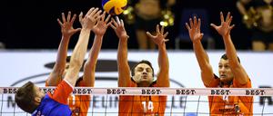 Viele Hände bereiten der Arbeit ein schnelles Ende. Die BR Volleys (Szene mit Tomas Kmet, Mitte, und Paul Lotman, rechts) stehen im Endspiel um den nationalen Pokal. 