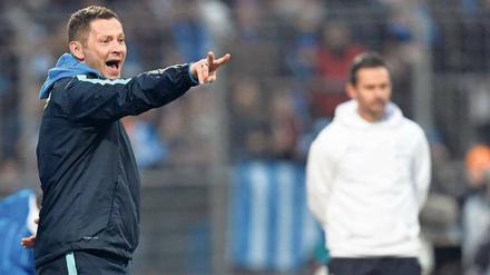 V wie Victory. Herthas Trainer Dardai kennt die süßen Freuden eines Pokalsiegs bereits aus dem Juniorenbereich. Nun will er Herthas A-Mannschaft ins Pokalfinale führen. 