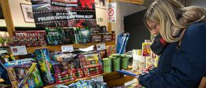 Nadine Mayer vom Gewerbeaufsichtsamt im Landkreis Göppingen kontrolliert in einem Supermarkt ein Verkaufsdisplay für Feuerwerkskörper.