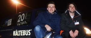 Frank Alf (l.) und Tobias Hanßmann bei ihrer Kältebus-Tour.