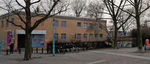 Diese leer stehende Bibliothek am Henriettenplatz soll Wohnhäusern weichen. 