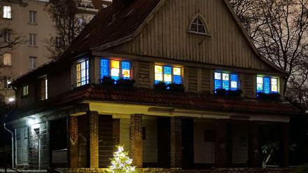 Als leuchtender Adventskalender fällt im Lietzenseepark das alte Parkwächterhaus auf.