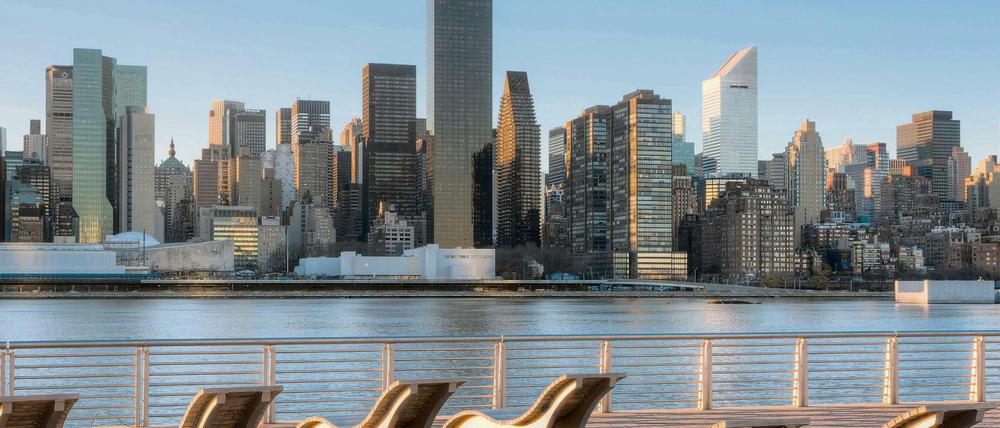 Blick auf die Skyline von Manhattan vom Gantry Plaza State Park in Long Island City.