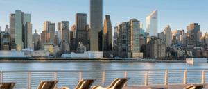 Blick auf die Skyline von Manhattan vom Gantry Plaza State Park in Long Island City.