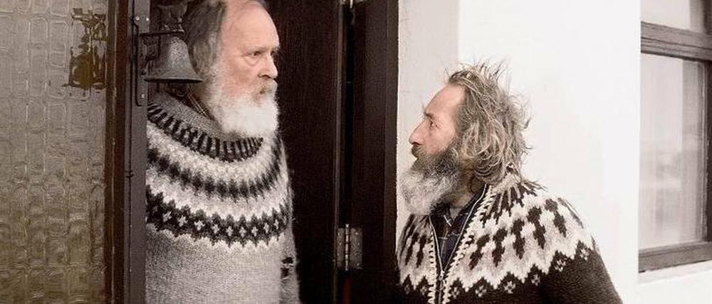 Unter Brüdern. Kiddi (Theodór Júlíusson, links) und Gummi (Sigurður Sigurjónsson).