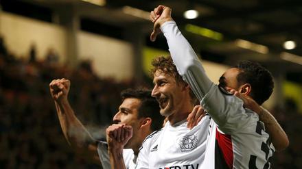 Stefan Kießling feiert sein Tor im DFB-Pokal.