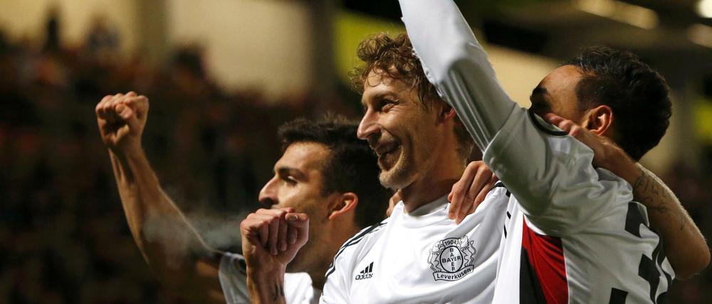 Stefan Kießling feiert sein Tor im DFB-Pokal.