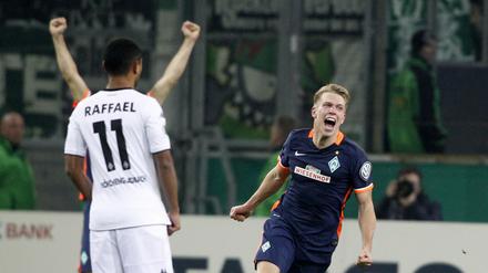 Der Bremer Janek Sternberg (r) bejubelt sein Tor zum 1:1-Ausgleich neben dem Gladbacher Raffael.