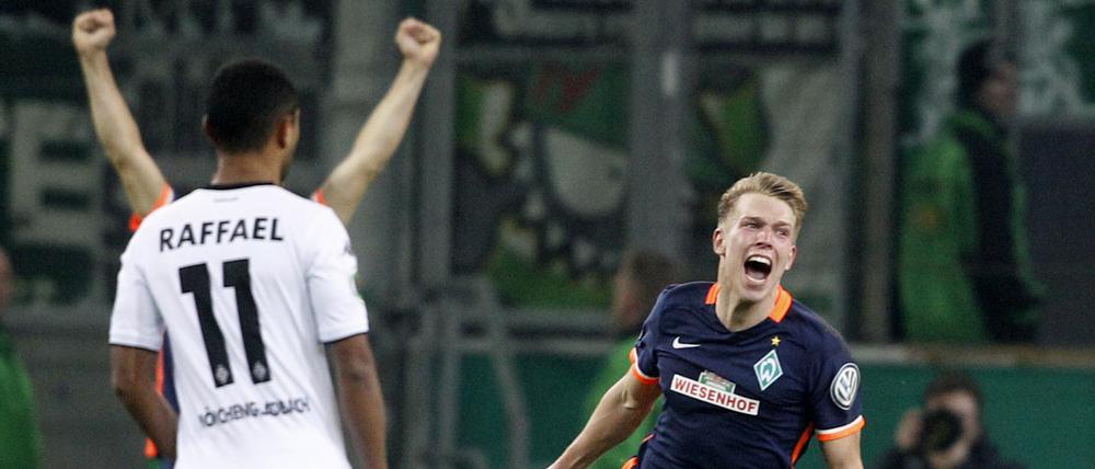 Der Bremer Janek Sternberg (r) bejubelt sein Tor zum 1:1-Ausgleich neben dem Gladbacher Raffael. 
