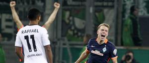 Der Bremer Janek Sternberg (r) bejubelt sein Tor zum 1:1-Ausgleich neben dem Gladbacher Raffael. 