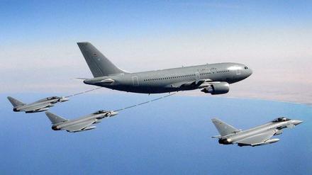Mit einem solchen Tankflugzeug vom Typ Airbus A310 unterstützt die Bundeswehr den Kampf gegen den IS.