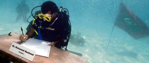 Der Präsident der Malediven, Mohamed Nasheed, hielt 2009 den Vorsitz in der weltweit ersten Unterwasserkabinettssitzung auf den Malediven, um gegen den Klimawandel zu protestieren. Inzwischen sitzt er im Gefängnis. 