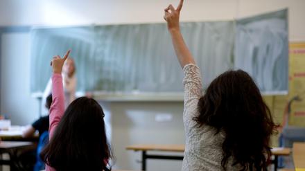 Bitte melden! Bisher gibt es nicht einmal eine Schulpflicht und noch nicht genug Kurse und Klassen für Flüchtlinge und ihre Kinder – aber die CSU will sie zur Teilnahme verpflichten.