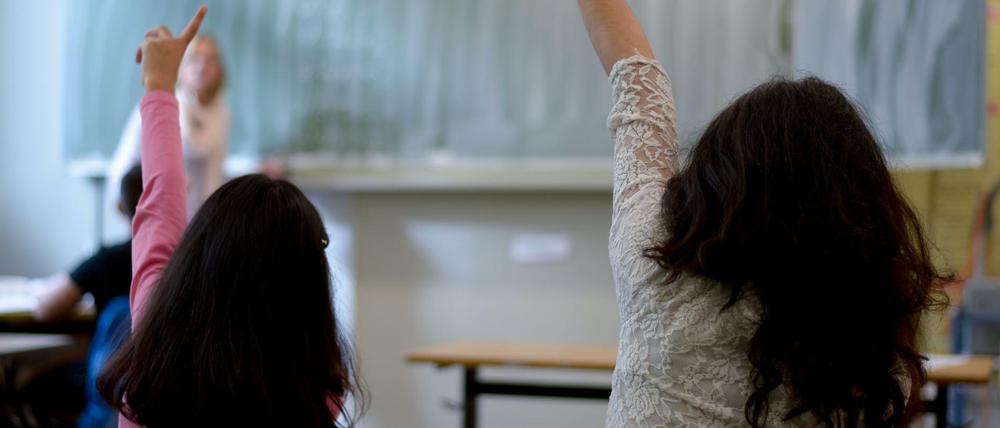 Bitte melden! Bisher gibt es nicht einmal eine Schulpflicht und noch nicht genug Kurse und Klassen für Flüchtlinge und ihre Kinder – aber die CSU will sie zur Teilnahme verpflichten.